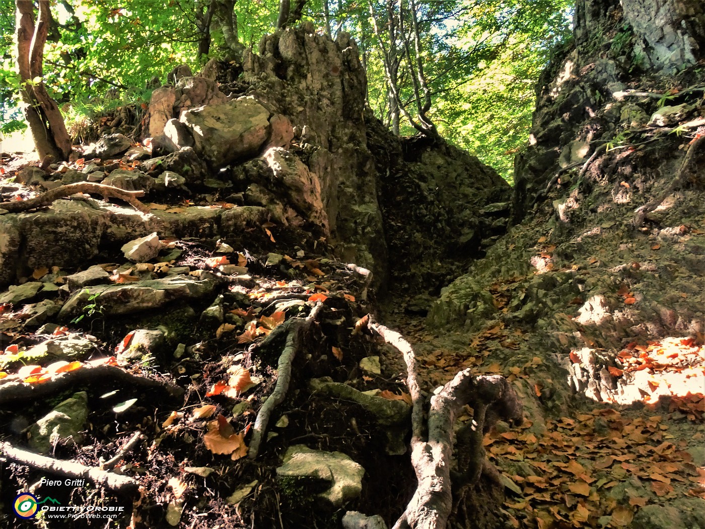 26 Passaggio in strettoia tra rocce.JPG